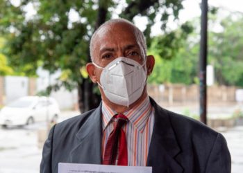 Profesor y su esposa insisten en donar terrenos al Estado para construir proyecto social