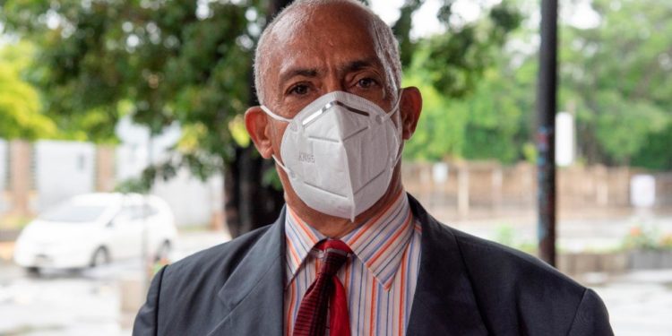 Profesor y su esposa insisten en donar terrenos al Estado para construir proyecto social