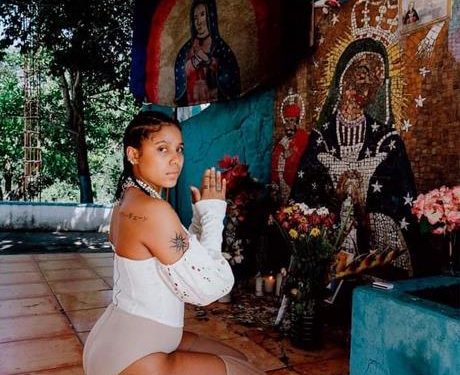 Imponen un sueldo mínimo y un año sin visitar Jarabacoa a Tokisha por tomarse fotos en la Virgen