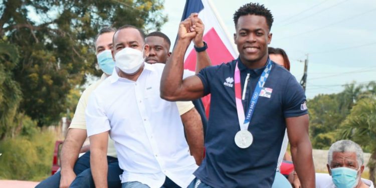 Con júbilo reciben a Zacarías Bonnat en Bayaguana