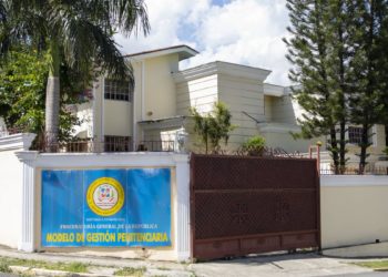 Suspende a dos agentes penitenciarios que visitaron una plaza comercial con un privado de libertad que tenían bajo custodia