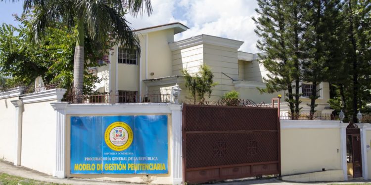 Suspende a dos agentes penitenciarios que visitaron una plaza comercial con un privado de libertad que tenían bajo custodia