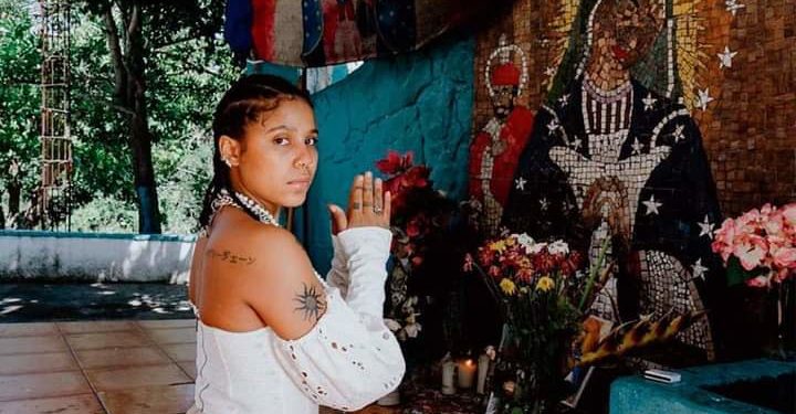 Tokischa posa semidesnuda en santuario de la virgen en Jarabacoa