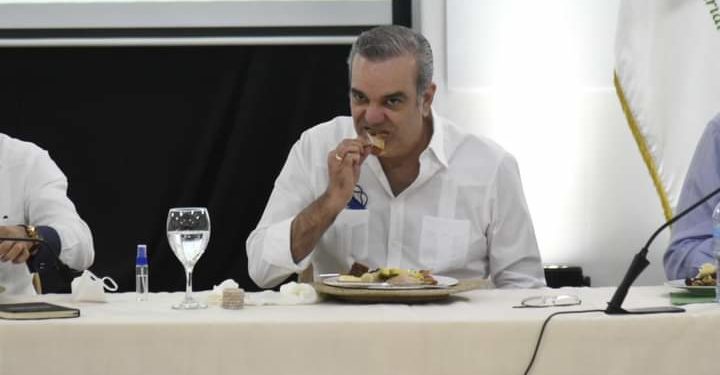 En medio de peste porcina Luis Abinader vuelve a consumir carne de cerdo y dice que es su favorita