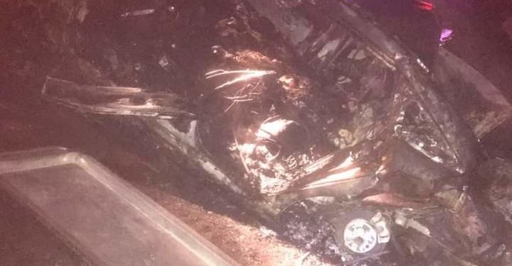Mueren tres miembros de una familia al incendiarse carro chocado por patana en la autopista del Coral