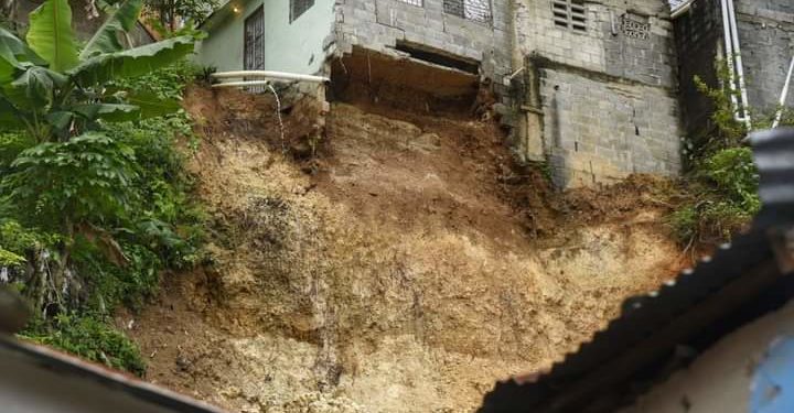 Al menos 12 familias evacuadas tras deslizamientos de tierra en Santo Domingo Este