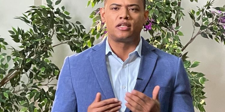 A un año del Gobierno del PRM volvieron los apagones generando inconvenientes en hogares, empresas y pequeños negocios, denuncia Gaddis Corporán