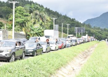 Cientos de personas marchan en contra de la construcción de la presa Río Haina