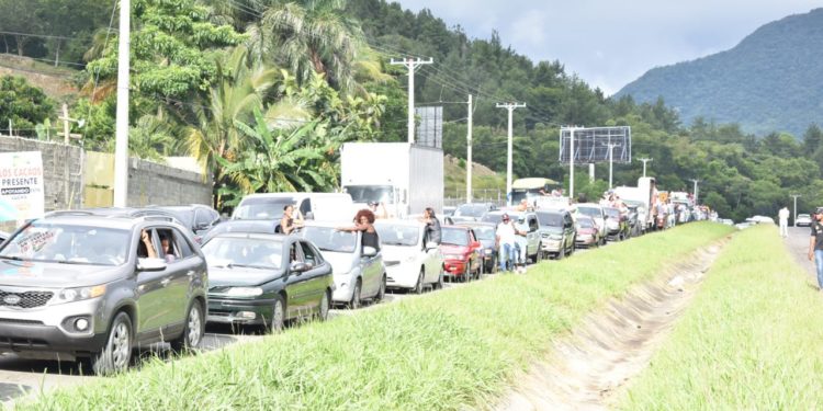 Cientos de personas marchan en contra de la construcción de la presa Río Haina