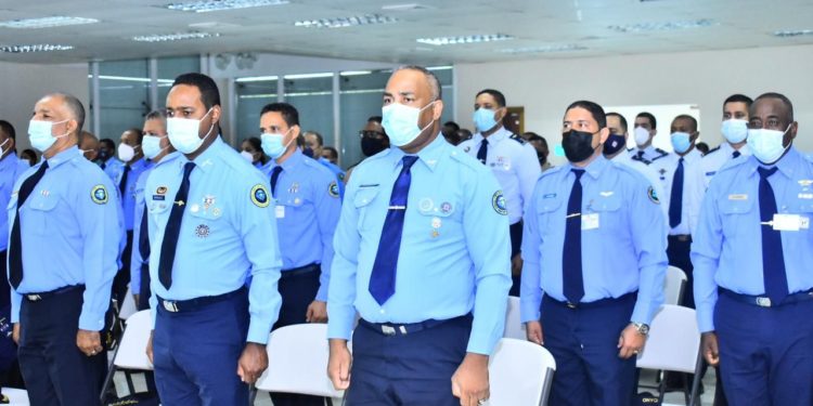 CESAC realiza investidura de más de 100 profesionales en materia de seguridad de aviación civil