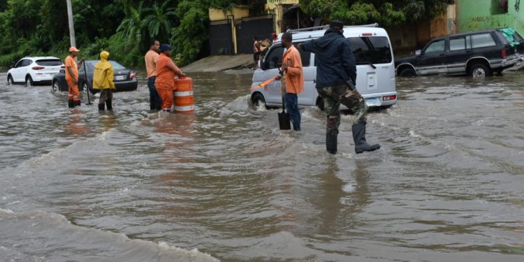 Obras Públicas trabaja para solucionar problema drenaje de la autopista Duarte