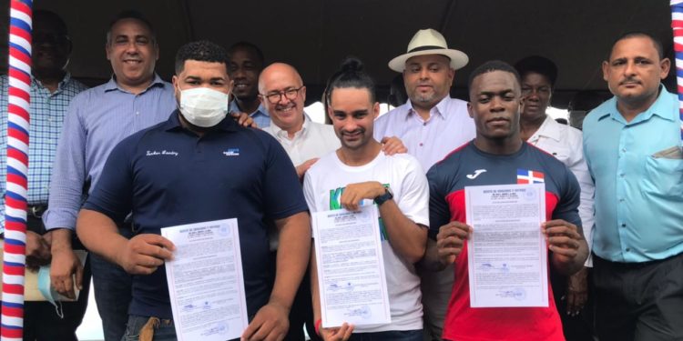 Alcalde de Bayaguana premia atletas que ganaron medallas en olimpiadas