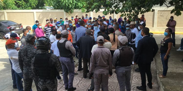 Protestan contra Barrick Gold frente a la Fiscalía de Monte Plata; siete personas fueron citadas