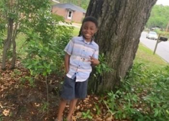 Niño de nueve años muere tras ser alcanzado por una bala perdida mientras dormía en su cama