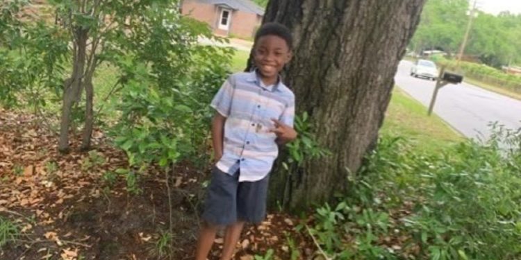 Niño de nueve años muere tras ser alcanzado por una bala perdida mientras dormía en su cama