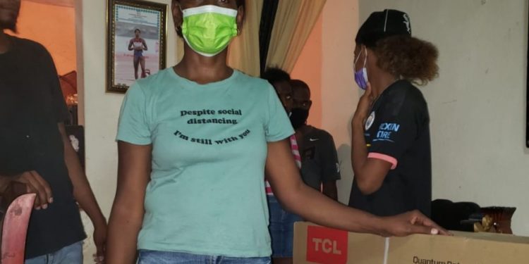 Vladimir Guerrero regala televisor a la madre de Marileidy Paulino para que vea la carrera