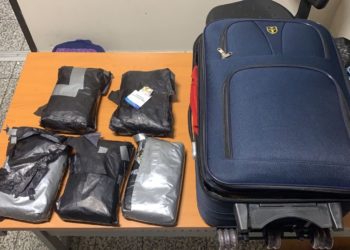 Detienen mujer con cinco paquetes de cocaína en AILA