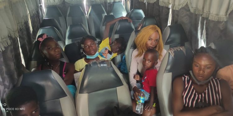 Apresan un autobús transportaba 45 haitianos indocumentados