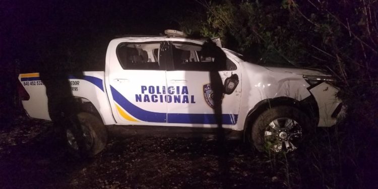 Una persona muerta y cuatro heridos, entre ellos tres policías tras volcarse una unidad policial en Azua