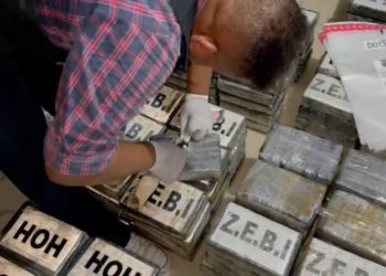 Armada y DNCD incautan 900 paquetes de cocaína en Boca Chica; dos colombianos y un dominicano detenido