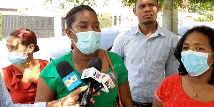 Docentes de Monte Plata muestran agradecimiento por nivelación salarial