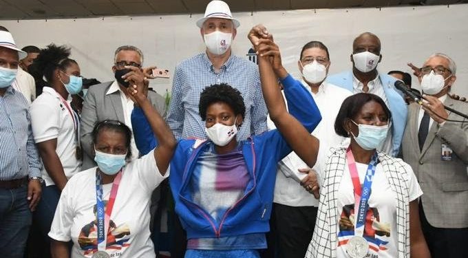 Marileidy Paulino llega a RD tras ganar medalla de plata en los Juegos Olímpicos Tokio-2020