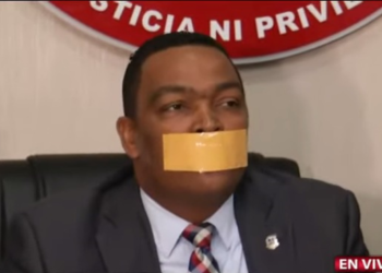 Pedro Botello: » No me van a callar” y se amordaza la boca