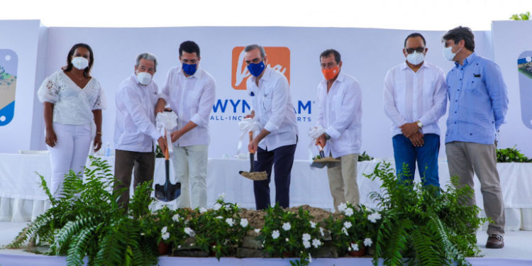 Presidente Abinader da el primer palazo al proyecto Royal Lake Village del grupo Lifestyle Holiday