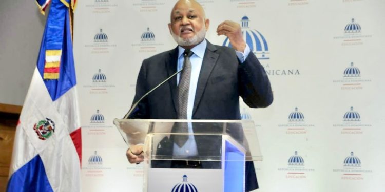 Minerd presenta plan para un novedoso año escolar 2021-2022