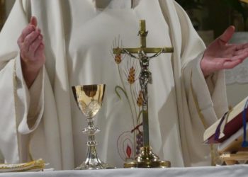 Detienen a párroco acusado de utilizar donaciones de los feligreses en orgias y drogas