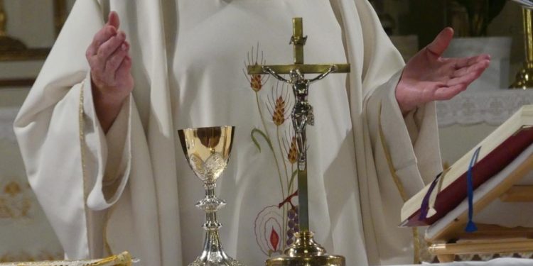 Detienen a párroco acusado de utilizar donaciones de los feligreses en orgias y drogas