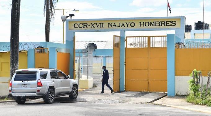 Recluso resulta herido de bala en un motín en Najayo-Hombres