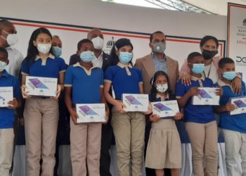 MINERD continúa entrega de dispositivos tecnológicos en Yamasá y Peralvillo