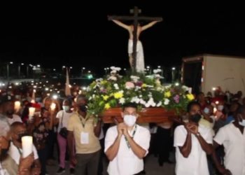En procesión trasladan el Santo Cristo de los Milagros a su nuevo Santuario