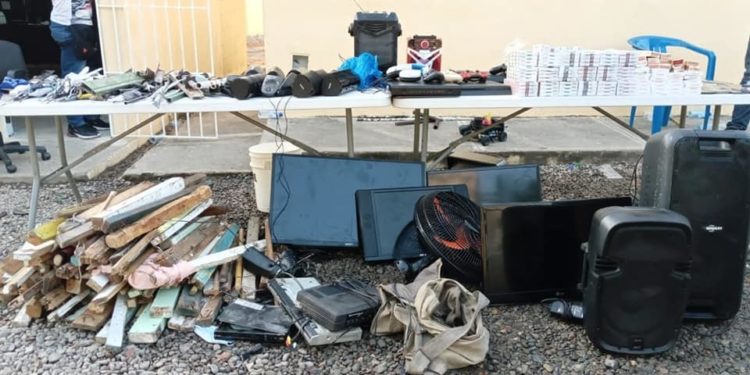 Tras motín en Fortaleza Palo Hincado de Cotui autoridades realizan requisa y ocupan armas blancas y otras cosas; trasladan más reos