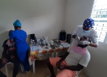 Decenas de personas se benefician de operativo odontológico en La Mina de Yamasá