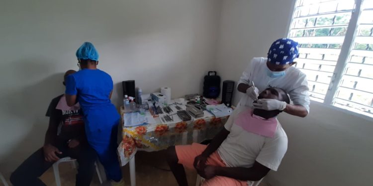 Decenas de personas se benefician de operativo odontológico en La Mina de Yamasá