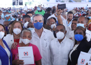 Presidente Abinader entrega 985 certificados de títulos de propiedad en Nigua