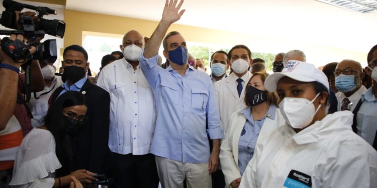 Gobierno inicia jornada de vacunación en recintos escolares de Santiago y la capital