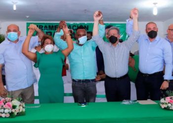 Exsenadora de La Romana se juramenta en Fuerza del Pueblo