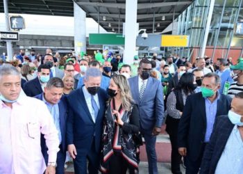 Leonel Fernández es recibido por decenas de seguidores en New York