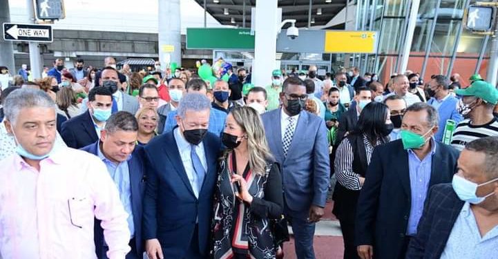 Leonel Fernández es recibido por decenas de seguidores en New York