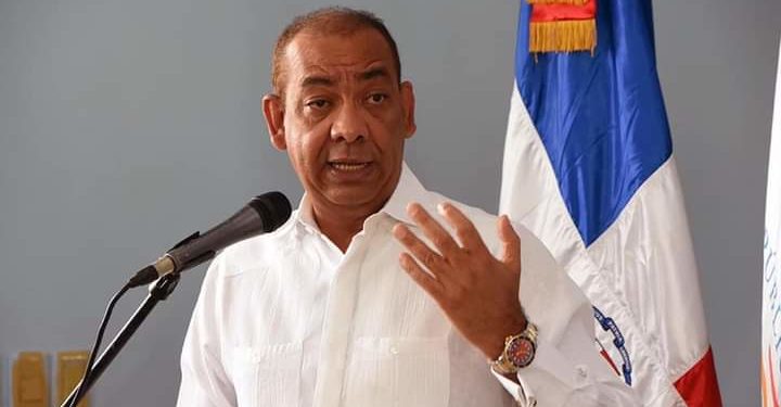 Diputado del PRM propone construirle una estatua al “gran mega ministro” Obras Públicas, Deligne Ascención