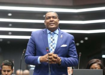 Botello denuncia que reajustes médicos saldrán de «costillas» afilados de las AFP