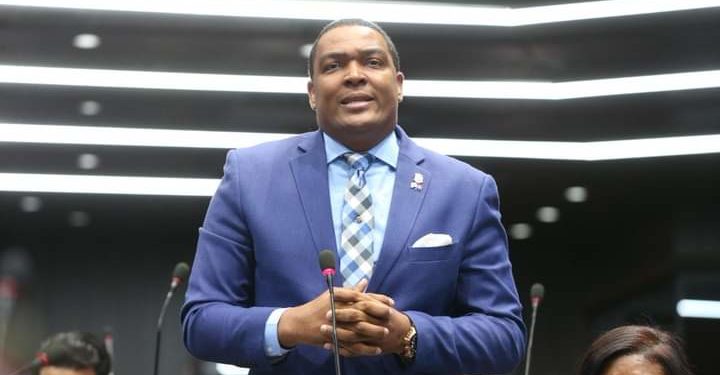 Botello denuncia que reajustes médicos saldrán de «costillas» afilados de las AFP