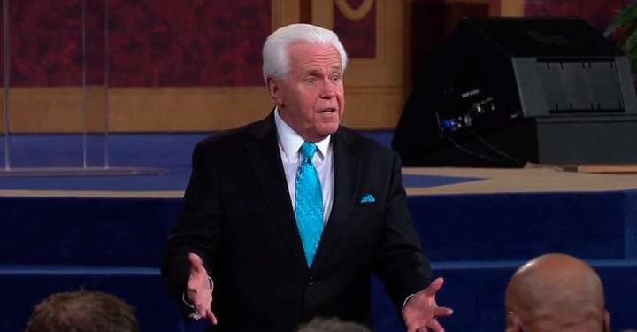 Pastor insta a seguidores que donen más dinero a su iglesia para “acelerar” la llegada de Jesús