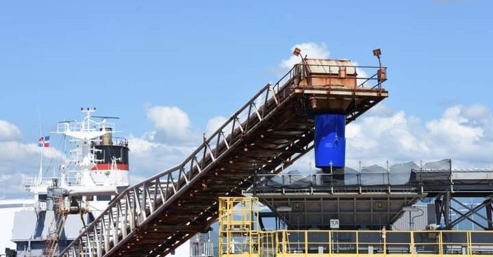 Barco de Colombia descarga 60 mil toneladas de carbón en Punta Catalina