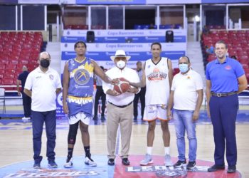 Senador de Monte Plata realiza saque de honor en juego de SDE