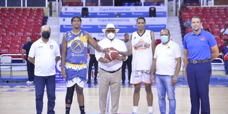 Senador de Monte Plata realiza saque de honor en juego de SDE