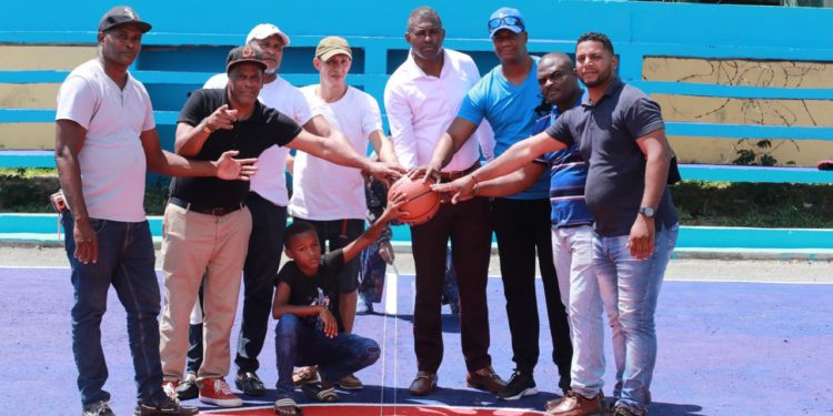 Profesor Nelson Fulcar remoza cancha en el Milloncito de Sabana Perdida